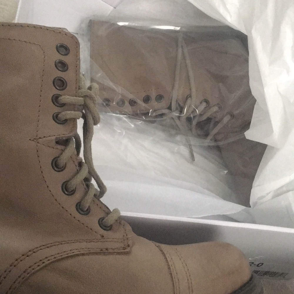 NIB Steve Madden Leather Troopa 2 Boots in Stone